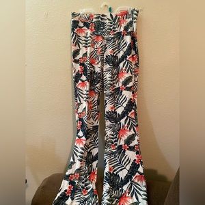 Selling floral print pants, size large from fashion nova, never worn